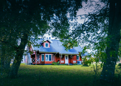 HabitusHuset Mejlingvej i svensk træhus omgivet af marker.