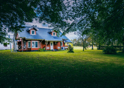 HabitusHuset på Mejlingvej – et moderne svensk træhus omgivet af grønne marker og natur.