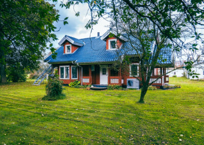 HabitusHuset på Mejlingvej – lyst og miljøvenligt træhus med udsigt over marker.