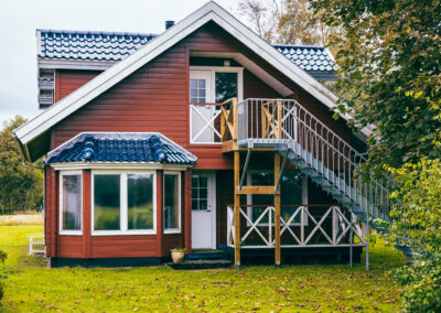 HabitusHuset Mejlingvej – moderne hjem i svensk træhusstil omgivet af landlig idyl.